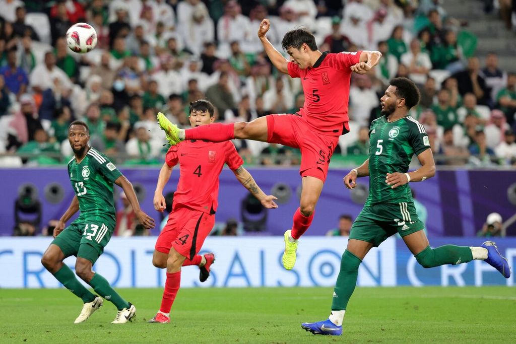 Gelandang Korea Selatan, Park Yong-woo, menendang bola tetapi gagal mencetak gol dalam pertandingan babak 16 besar Piala Asia 2023 antara Arab Saudi dan Korsel di Stadion Al Rayyan, Qatar, Selasa (30/1/2024). Korsel menang 4-2 melalui drama adu penalti setelah hasil imbang, 1-1. 