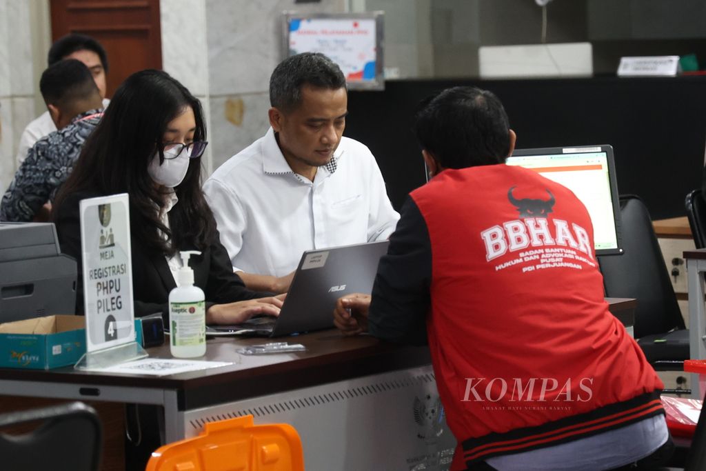 Suasana registrasi perselisihan hasil pemilihan umum untuk sengketa Pemilihan Legislatif 2024 di Mahkamah Konstitusi, Jakarta, Kamis (25/4/2024). 