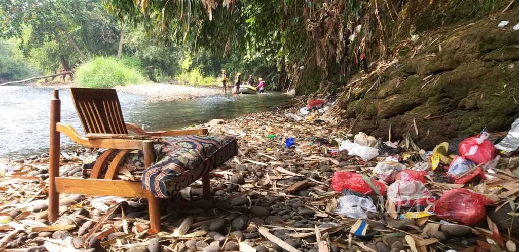 Sampah di bantaran Ciliwung, Kota Depok, Sabtu (3/8/2019).