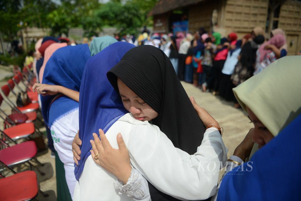 Warga memeluk ibu mereka saat acara menyambut peringatan Hari Ibu di Desa Tanjung, Nguter, Sukoharjo, Jawa Tengah, Jumat (20/12/2019). Kegiatan itu digelar sebagai wujud terima kasih atas jasa para ibu dalam keluarga.