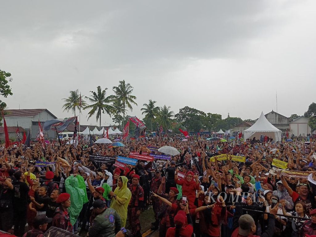Di tengah guyuran hujan, ribuan orang menunggu kedatangan Ganjar Pranowo di Lapangan Bola Tamanagung, Kecamatan Muntilan, Kabupaten Magelang, Jawa Tengah, Rabu (7/2/2024).