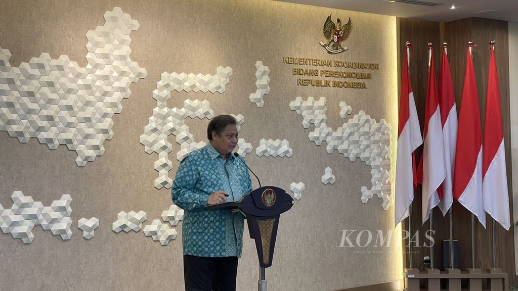 Menteri Koordinator Bidang Perekonomian Airlangga Hartarto memaparkan terkait pertumbuhan produk domestik bruto nasional yang sebesar 5,17 persen secara tahunan pada triwulan II-2023 di kantornya di Jakarta, Senin (7/8/2023).