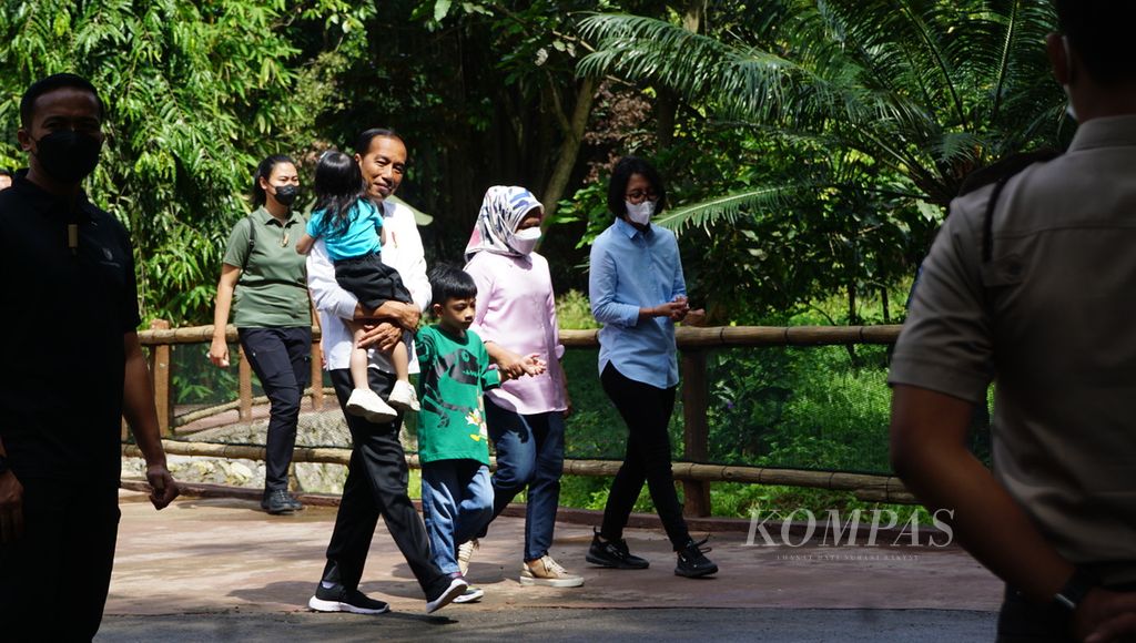 Presiden Joko Widodo dan keluarganya mengunjungi Solo Safari, di Kota Surakarta, Jawa Tengah, Senin (23/1/2023). Ia sekaligus mengecek progres revitalisasi dari kebun binatang tersebut. Setelah revitalisasi selesai, kebun binatang itu akan berganti nama dari semula Taman Satwa Taru Jurug menjadi Solo Safari.