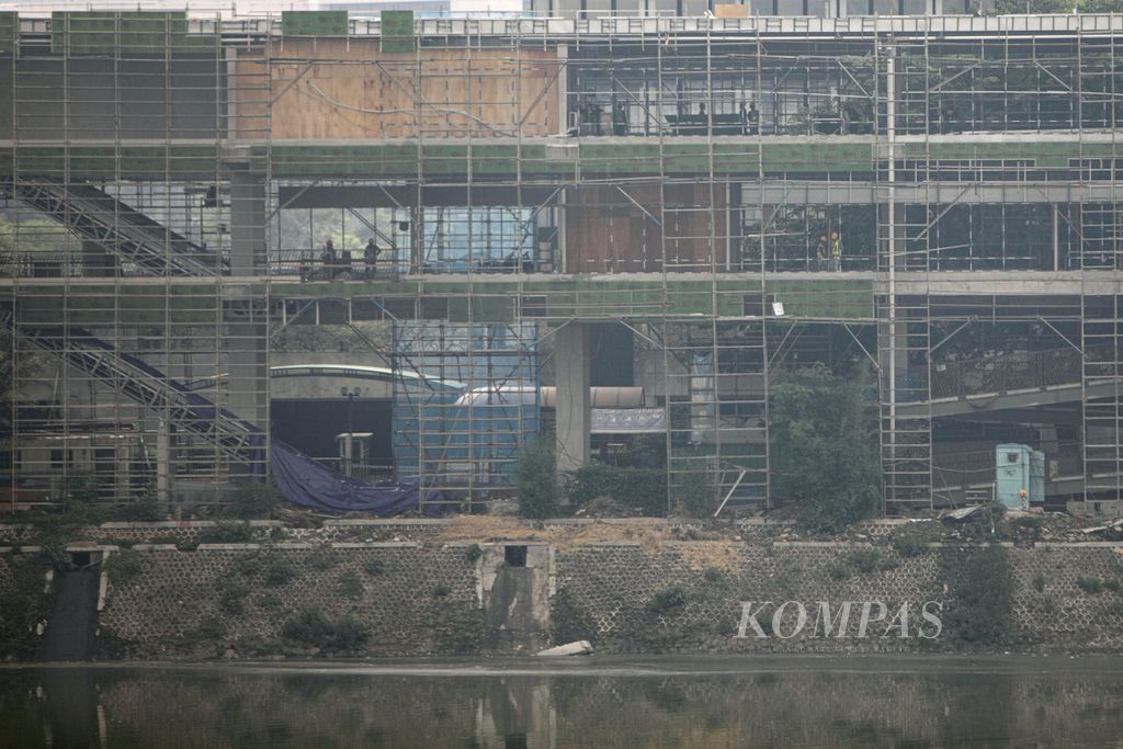 Pembangunan Serambi Temu Dukuh Atas, Jakarta, Kamis (22/9/2022). 