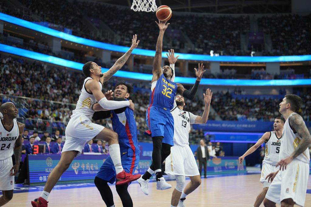 <i>Forward</i> Filipina, Justin Brownlee (32), mencentak angka bagi timnya pada laga final basket Asian Games 2022, Jumat (6/10/2023).