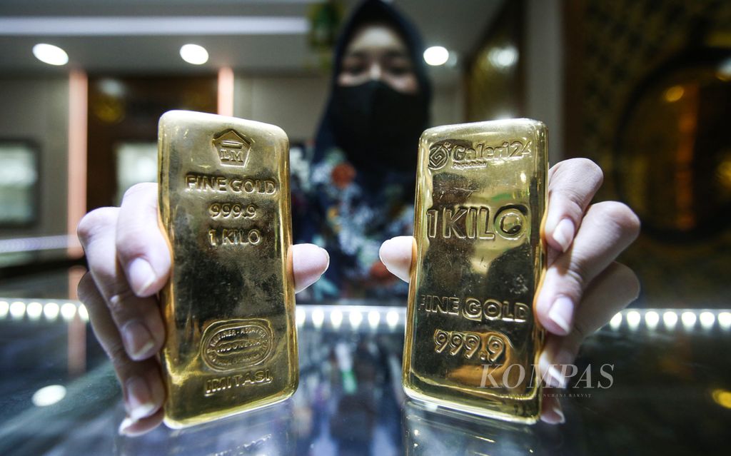 Petugas memperlihatkan dami logam mulia berat 1 kilogram yang dikeluarkan Pegadaian di Galeri 24 Pegadaian di Jakarta, Selasa (19/3/2024). Harga logam mulia terus mengalami kenaikan. Harga logam mulia Pegadaian pada Selasa (19/3/2024) sebesar Rp 1.188.000 per gram.