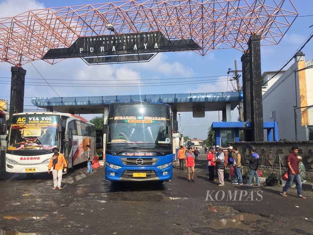 Pergerakan bus AKDP dan AKAP di jalur keluar Terminal Purabaya, Sidoarjo, Jawa Timur, Jumat (29/4/2022). Puncak arus mudik penumpang Lebaran 2022 dengan angkutan umum termasuk bus diprediksi terjadi kurun 29-30 April 2022.