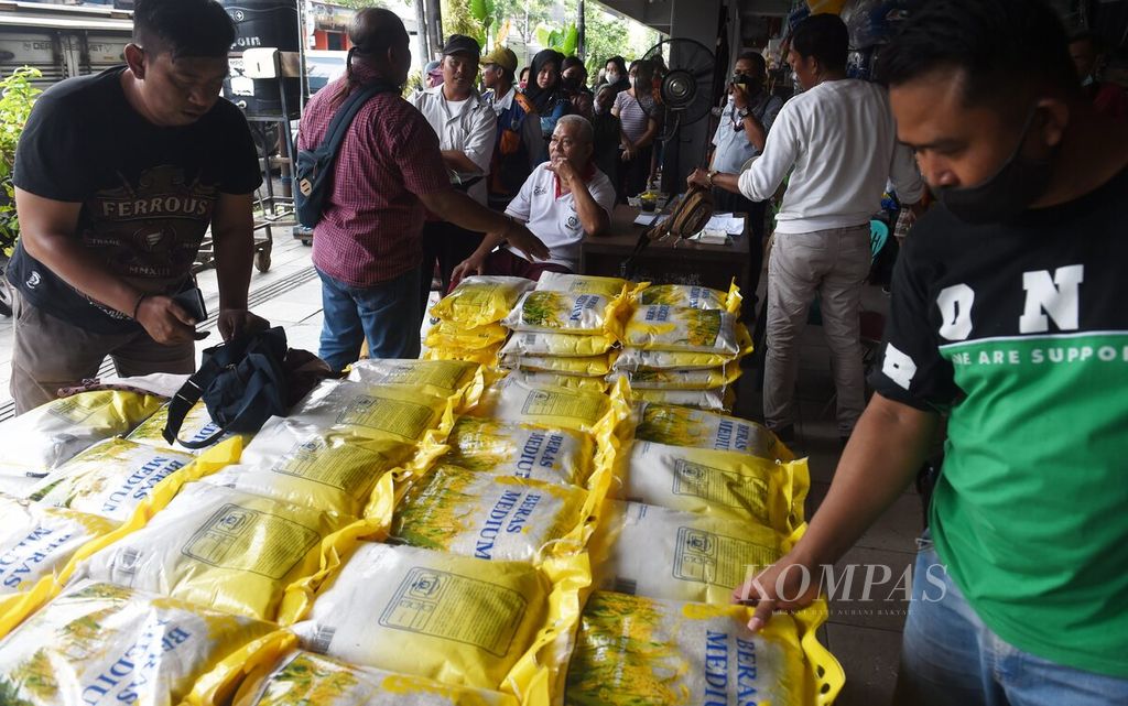 Beras medium yang akan dijual saat operasi pasar Beras di Pasar Genteng Baru, Surabaya, Jawa Timur, Kamis (9/2/2023). OP beras tersebut dikhususkan bagi pedagang dan komunitas pasar tersebut. 