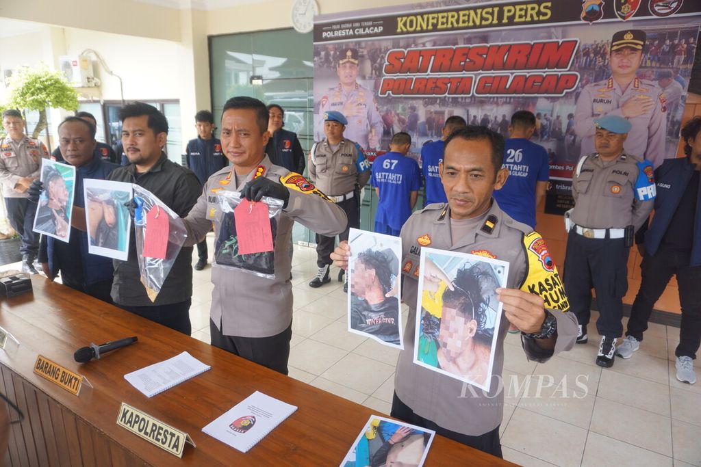 Kepolisian Resor Kota Cilacap menggelar barang bukti kasus penganiayaan di Cilacap, Jawa Tengah, Rabu (31/1/2024).