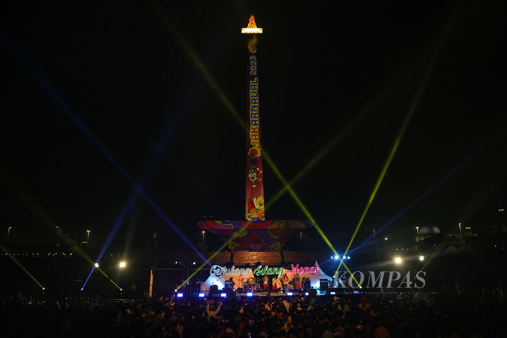 Panggung hiburan meramaikan malam pergantian tahun di kawasan Monas, Jakarta Pusat, 31 Desember 2023. 