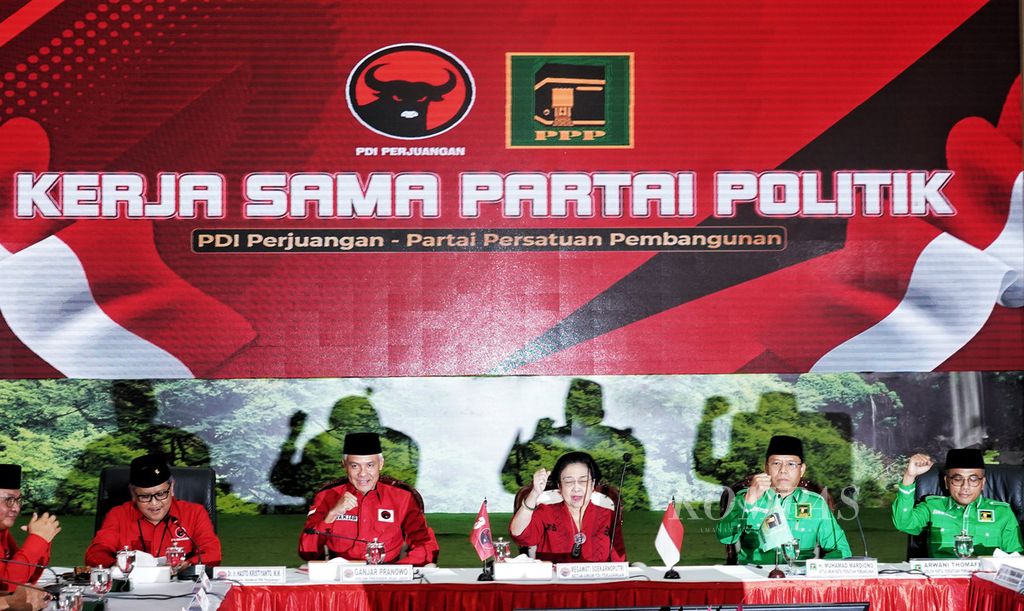 Ketua Umum PDI-P Megawati Soekarnoputri (tengah) didampingi Sekjen PDI-P Hasto Kristiyanto (kanan), bakal capres PDI-P Ganjar Pranowo (kedua dari kiri), menerima kunjungan Pelaksana Tugas Ketua Umum PPP Muhammad Mardiono (kedua dari kanan) dan Sekjen PPP Arwani Thomafi (kanan) di Kantor DPP PDI-P, Jakarta, Minggu (30/4/2023). Kedua partai mengikat kerja sama untuk menghadapi Pemilihan Presiden 2024. 