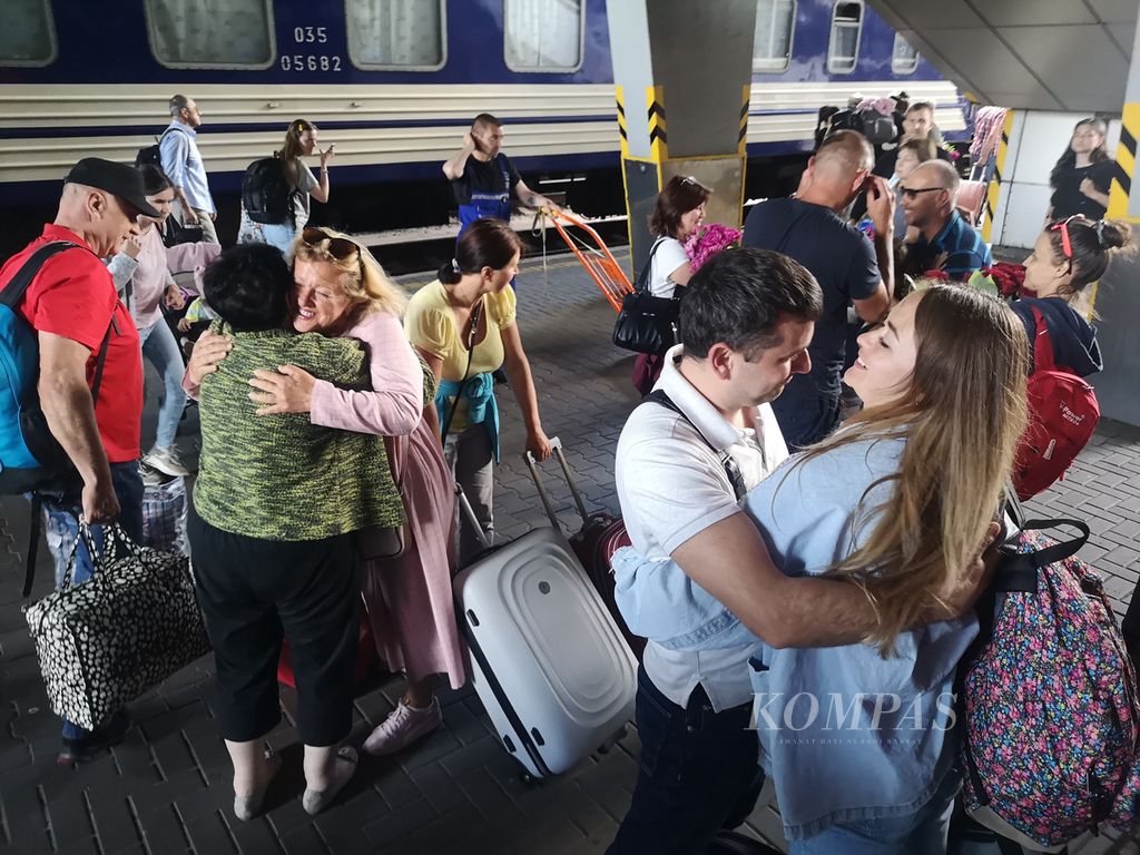 Warga Ukraina yang baru kembali lagi ke Kyiv melepas rindu kepada keluarganya di Stasiun Kyiv, Ukraina, Rabu (8/6/2022). Suasana di kota Kyiv mulai ramai seiring makin banyaknya warga Ukraina yang mengungsi akibat perang kembali ke kota asalnya. 