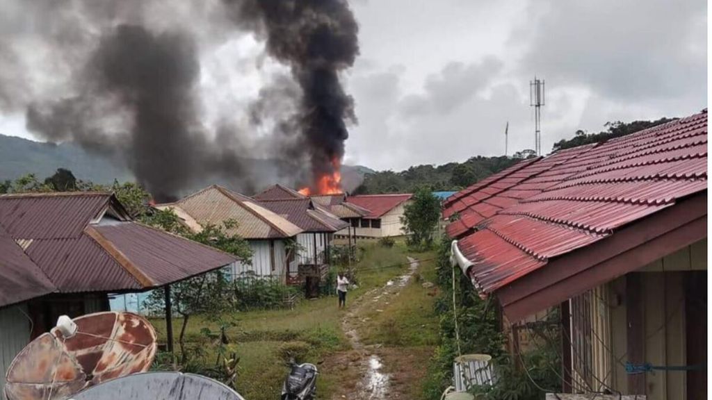 Kelompok kriminal bersenjata membakar dua ruangan SMK Negeri 1 Oksibil, Kabupaten Pegunungan Bintang, Papua Pegunungan, Senin (9/1/2023).