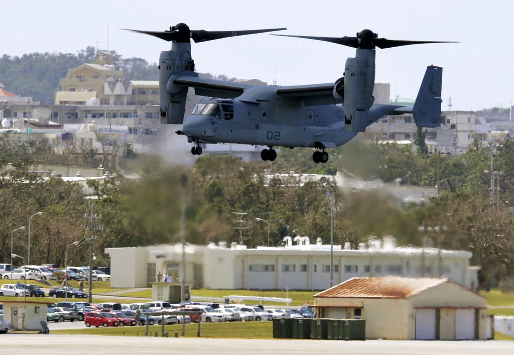 Sebuah pesawat V-22 Osprey milik Korps Marinir AS sedang mendarat di pangkalan udara di Futenma, Okinawa, Jepang, Oktober 2021. 
