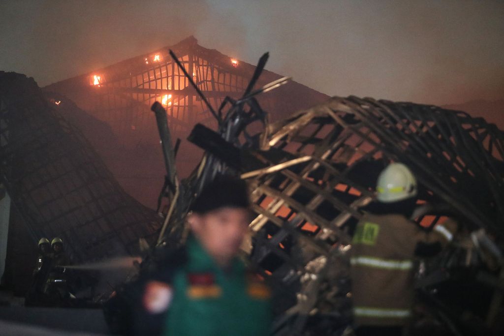 Api membakar bangunan di Museum Nasional, Jakarta, Sabtu (16/9/2023) malam. Kebakaran yang melanda Museum Nasional mengakibatkan bangunan di belakang gedung rubuh.