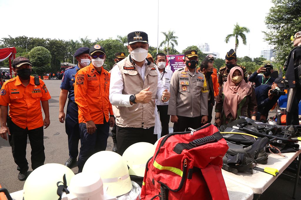 Wali Kota Surabaya Eri Cahyadi selain memberikan semangat kepada petugas juga mengecek berbagai peralatan yang telah disiapkan untuk menghadapi bencana pada apel dan simulasi penanagan bencana pada Selasa (26/4/2022).