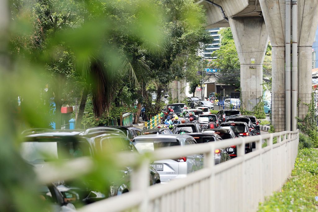 Kemacetan terjadi di Jalan Kapten Tendean, Jakarta Selatan, yang mengarah ke Blok M, Senin (24/10/2022). 