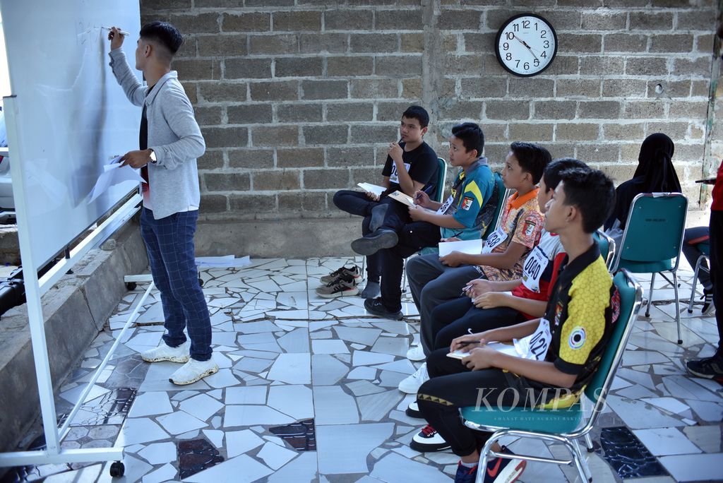 Anak-anak seleksi hari kedua sentra pembinaan Desain Besar Olahraga Nasional di Universitas Negeri Jakarta, Kamis (14/7/2022). Hari kedua seleksi terdiri dari tes keterampilan spesifik cabang yang diminati. 