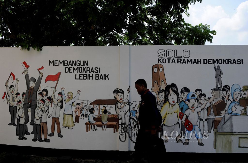 Mural Demokrasi - Sebuah mural bertema demokrasi menghiasi tembok Kantor Komisi Pemilihan Umum Kota Solo, Jawa Tengah, Jumat (13/10/2017). Mural tersebut membawa pesan tentang tumbuhnya proses demokrasi di tengah keberagaman sosial budaya masyarakat.