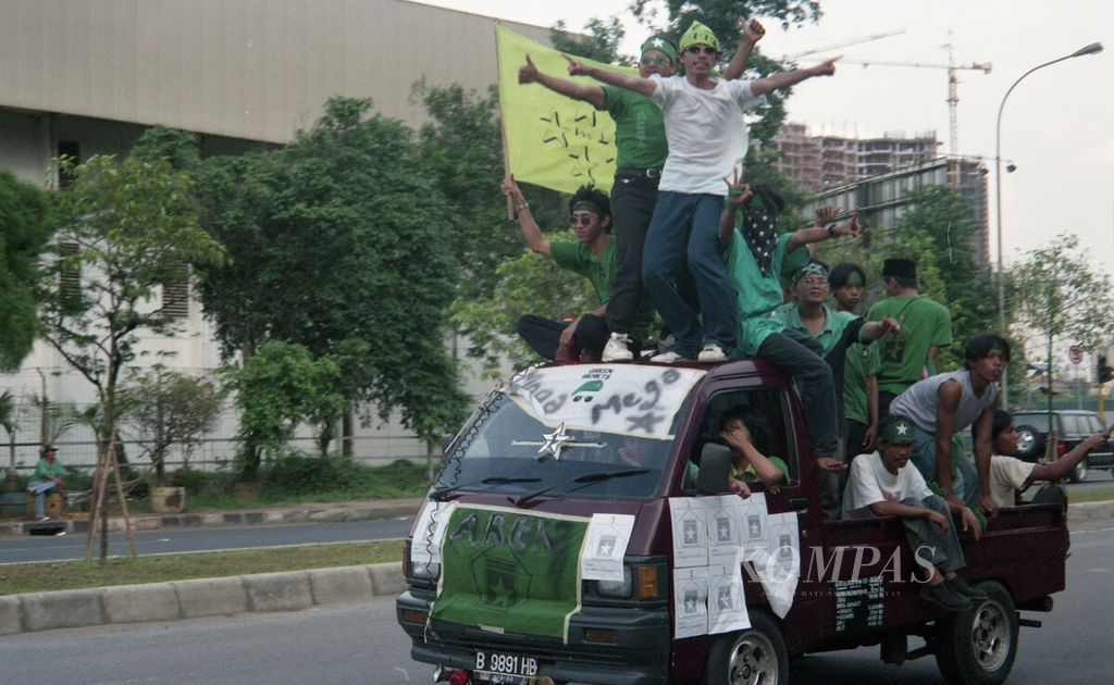 Kampanye PPP di kawasan Rawamangun diwarnai konvoi anak-anak muda yang mengusung atribut Mega-Bintang di jalan-jalan protokol, Minggu (11/5/1997). 