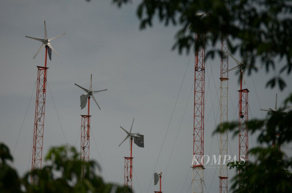 Belasan kincir angin yang menjadi bagian penggerak turbin bagi laboratorium pembangkit listrik tenaga angin di Mangunharjo, Kecamatan Tugu, Kota Semarang, Jawa Tengah, Selasa (24/11/2020).