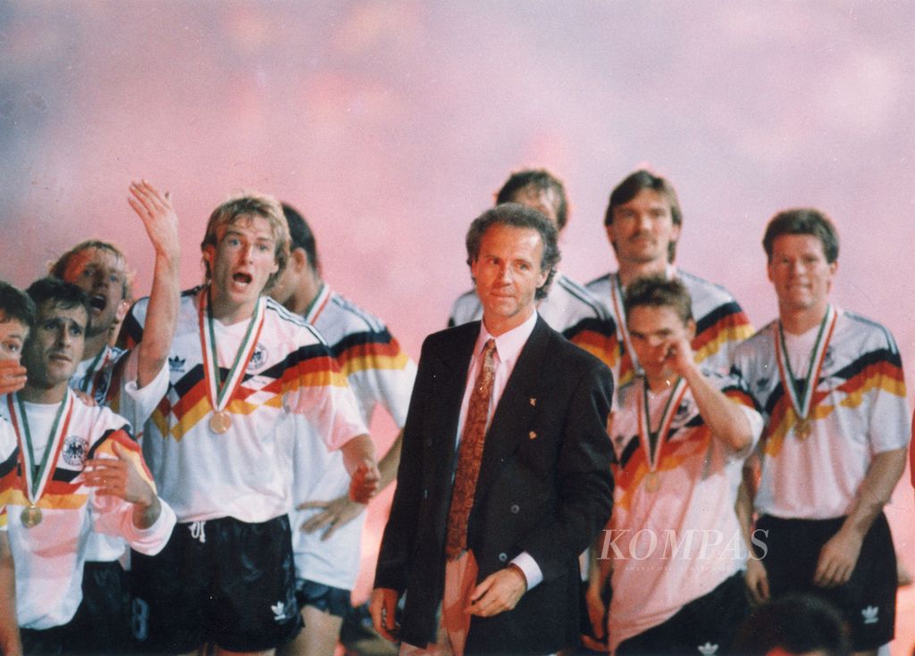 Pelatih Jerman Barat Franz Beckenbauer bersama para pemain menjelang penyerahan tropi Piala Dunia 1990 Italia. 