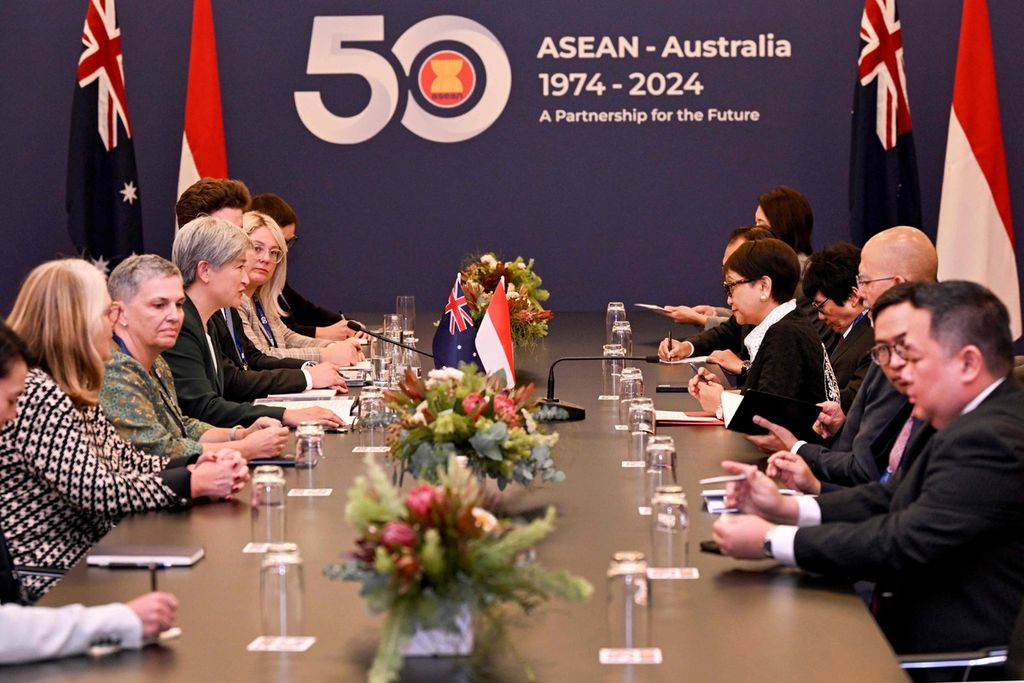 Menteri Luar Negeri Retno Marsudi (keempat dari kanan) berbicara dengan Menlu Australia Penny Wong (keempat dari kiri) dalam pertemuan bilateral pada KTT Khusus ASEAN-Australia di Melbourne, Australia, Senin (4/3/2024). 