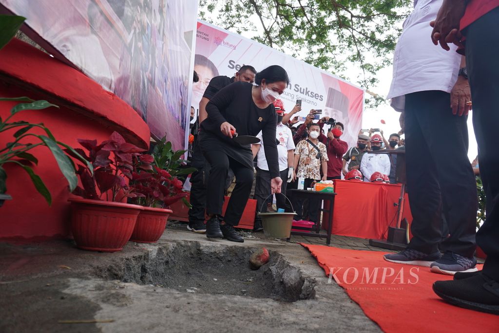 Ketua DPR Puan Maharani bersiap meletakkan batu pertama pembangunan patung Bung Karno di kompleks Monumen Trikora di Pulau Lembeh, Kota Bitung, Sulawesi Utara, pada Rabu (9/2/2022). Monumen itu dibangun dengan dana Pemprov Sulut dan Pemkot Bitung senilai Rp 37,5 miliar.