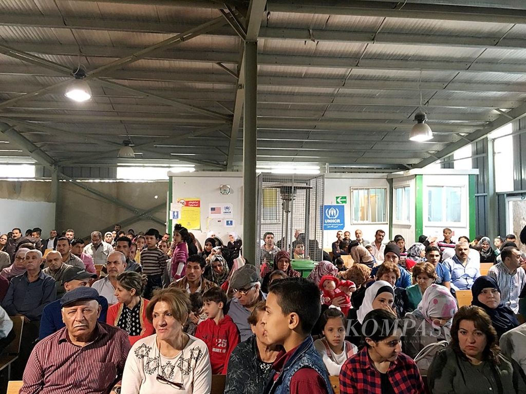 Ratusan pengungsi asal Suriah menunggu giliran wawancara di Tempat Registrasi Pengungsi di Khalda, Amman, Jordania, 23 Desember 2016. 
