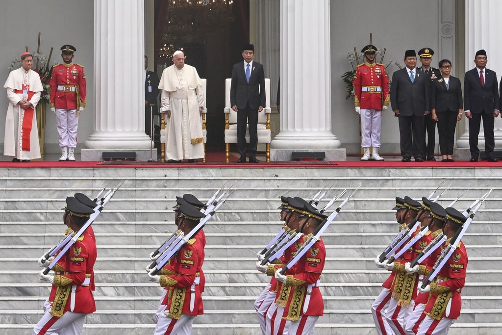 Presiden Joko Widodo bersama Pemimpin Takhta Suci Vatikan Paus Fransiskus mengikuti upacara penyambutan kunjungan kenegaraan Paus di Istana Merdeka, Jakarta (4/9/2024). 