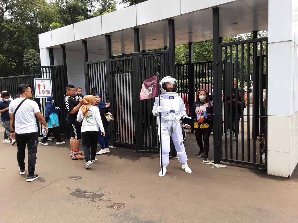Spaceguide menarik perhatian para pengunjung Gelora Bung Karno, Minggu (17/7/2022). Menjelang acara Kompasfest, siapa saja yang menemukan Spaceguide akan mendapat hadiah.