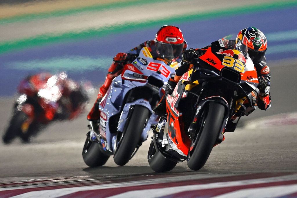 Pebalap Red Bull KTM Factory Racing Brad Binder (kanan) dan pebalap Gresini Racing, Marc Marquez, beraksi saat balapan MotoGP seri Qatar di Sirkuit Internasional Lusail, Doha, Qatar, Minggu (10/3/2024). 