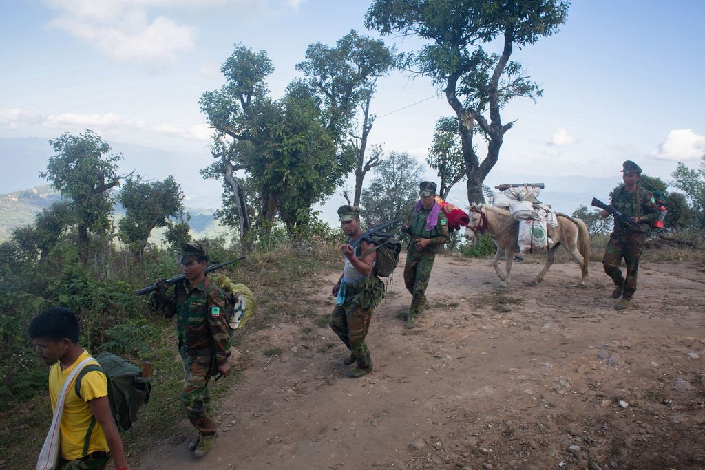 Dalam foto yang direkam pada 4 Januari 2022 ini, milisi Taaung National Liberation Army (TNLA) berlatih di salah satu bagian negara bagian Shah, Myanmar.  Milisi etnis Palaung itu salah satu kelompok bersenjata di Myanmar yang sudah bertahun-tahun melawan Tatmadaw, tentara Myanmar. 