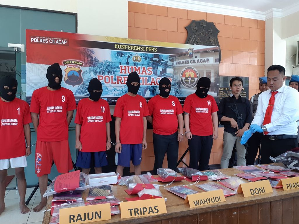 Enam tersangka kasus narkotika ditunjukkan kepada media di Polres Cilacap, Jawa Tengah, Senin (28/10/2019).