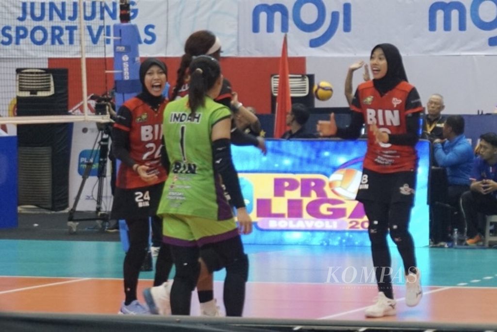 Pemain Jakarta BIN, termasuk Megawati Hangestri Pertiwi, merayakan keberhasilan mencetak poin dalam laga pekan pertama Proliga 2024 melawan Bandung bjb Tandamata di GOR Amongrogo, Yogyakarta, Sabtu (27/4/2024).