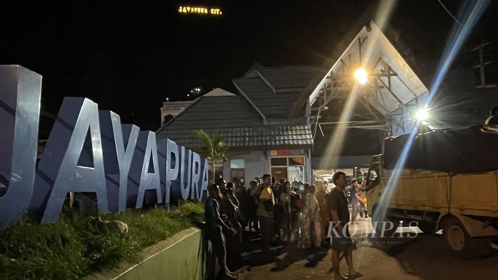 Para penumpang yang akan menumpangi KM Dobonsolo di Pelabuhan Jayapura, Kota Jayapura, Papua, Rabu (27/3/2024).