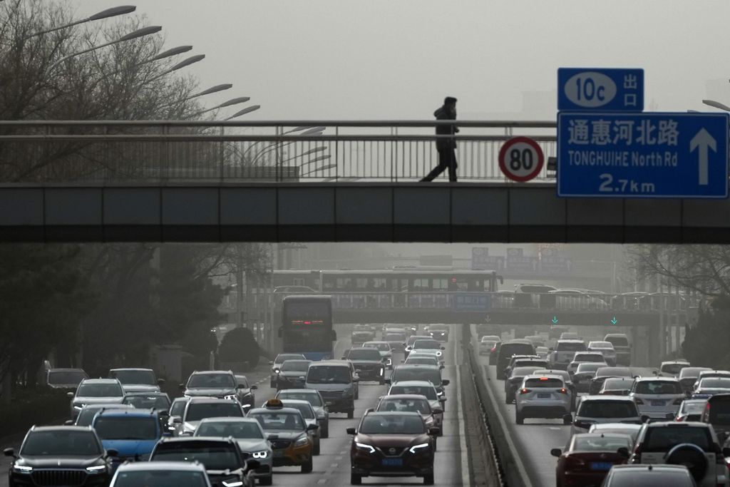 Kendaraan berjalan merayap di jalan tol dalam kota Beijing, China, Senin (12/12/2022). China melakukan sejumlah langkah untuk melonggarkan strategi penanganan Covid-19.  