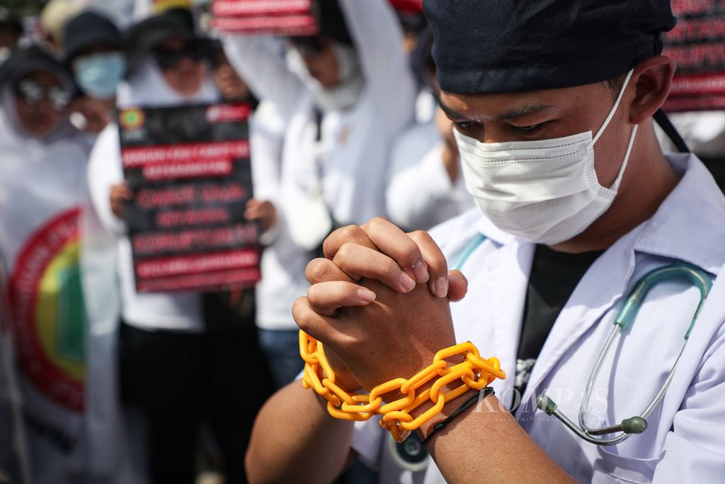 Aksi teatrikal dalam aksi menolak pengesahan Rancangan Undang-Undang (RUU) Kesehatan di depan Kompleks Parlemen, Jakarta, Selasa (11/7/2023). 