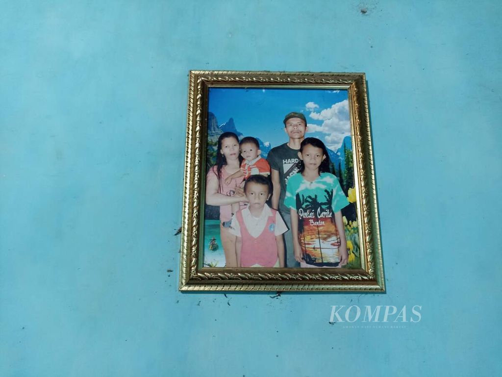 Foto keluarga siswi SMK korban pembunuhan, Lidya Patmos Sitinjak (17), digantung di dinding rumahnya di Kecamatan Sunggal, Kabupaten Deli Serdang, Sumatera Utara, Jumat (16/12/2022). Polisi sudah menangkap pelaku, tetapi belum bisa memastikan motif pembunuhan. 