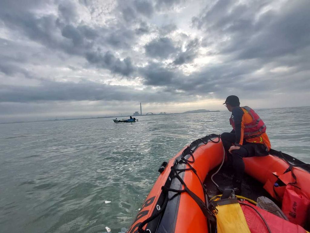 Tim SAR gabungan mencari korban tenggelam menggunakan perahu karet di Pantai Bunton, Cilacap, Jawa Tengah, Minggu (7/5/2023) siang.