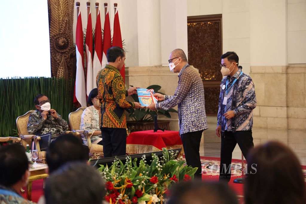  Kompas Gramedia CEO Lilik Oetama accompanied by East Ventures Managing Partner Willson Cuaca handed over the Kompas100 CEO Forum whitepaper to President Joko Widodo at the Kompas100 CEO Forum event powered by East Ventures at the State Palace, Jakarta, Friday (2/12/2022).
