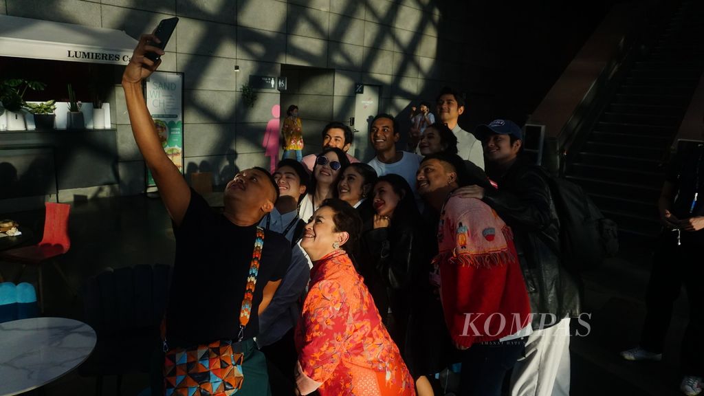 Pemain film, produser, dan rekan-rekannya berfoto bersama seusai pemutaran film serial <i>Gadis Kretek</i> di Busan International Film Festival,