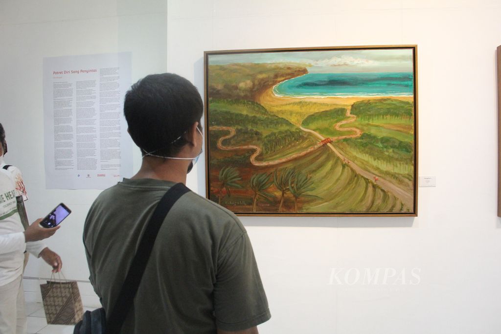 Pengunjung melihat lukisan karya pelukis senior Djoko Pekik dalam pembukaan pameran tunggal bertajuk <i>Gelombang Masker</i>, Sabtu (26/3/2022) malam, di Bentara Budaya Yogyakarta, Kota Yogyakarta. 