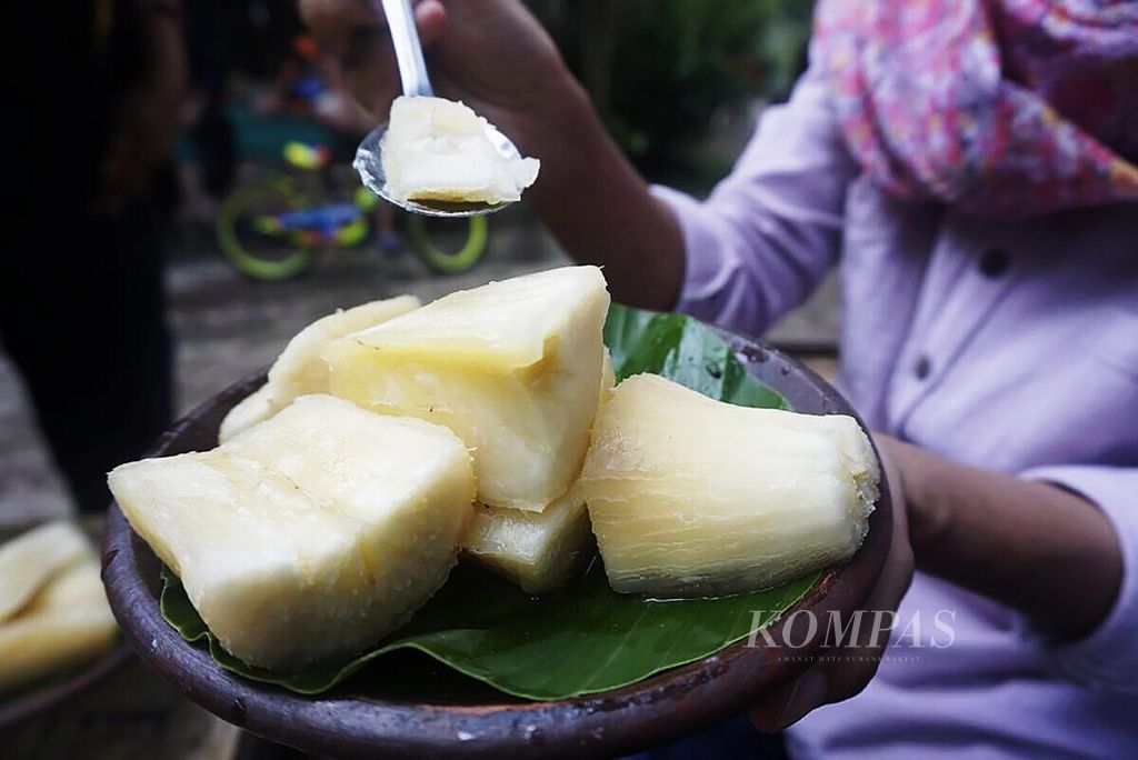 Makanan tradisional ”Bajingan” disajikan di warung Gubuk Kopi di Desa Karangrejo, Kecamatan Borobudur, Kabupaten Magelang, Jawa Tengah, beberapa waktu lalu.