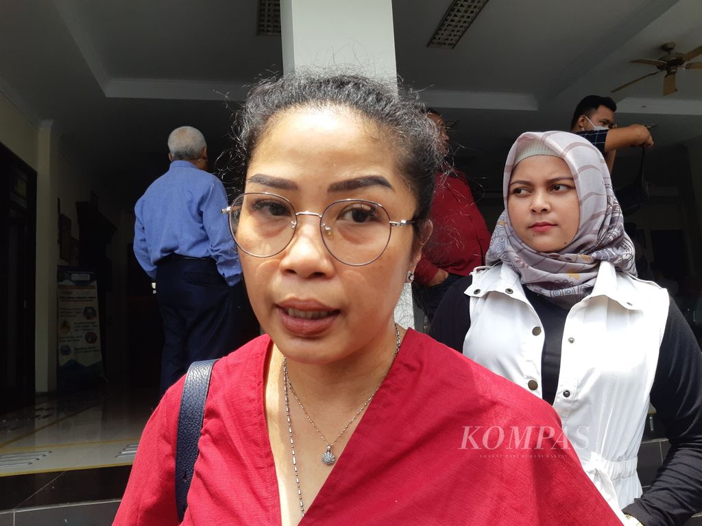 Hetta Mahendrati, penasihat hukum korban kekerasan anak, saat diwawancarai di Kantor Pengadilan Negeri Sumber Kabupaten Cirebon, Jawa Barat, Kamis (9/3/2023).