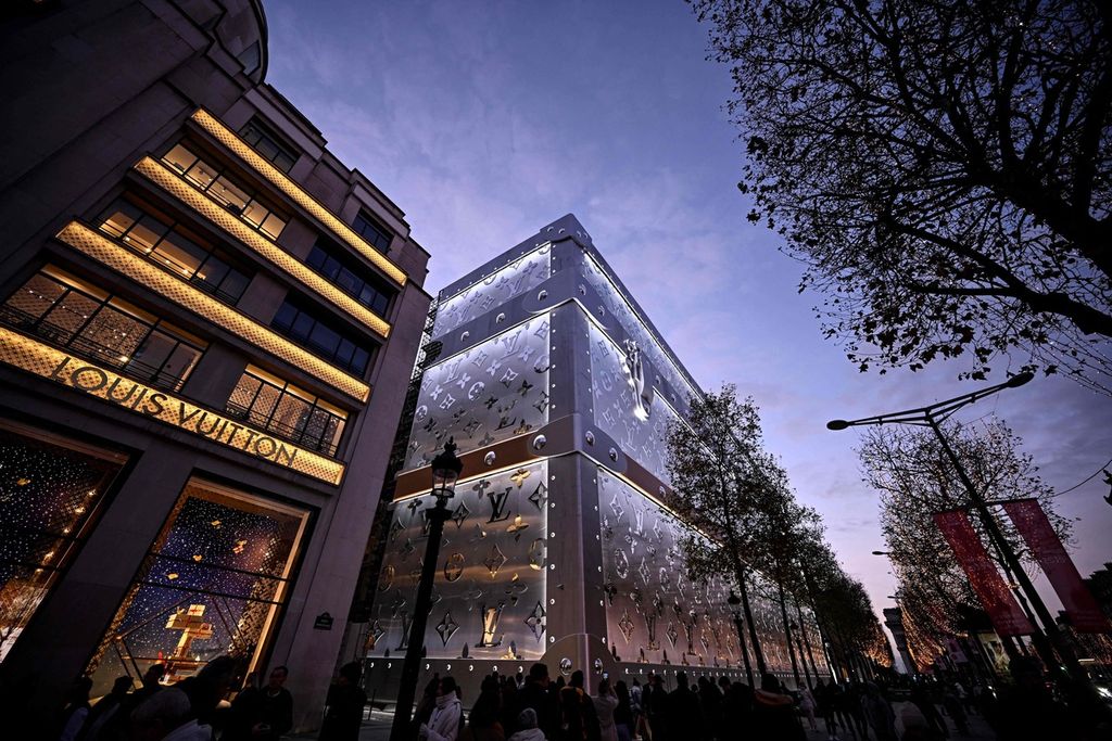 Gerai Louis Vuitton, salah satu jenama yang dimiliki LVMH, pada Desember 2023 di Paris, Perancis. 