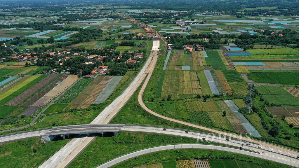 Jalan Tol Trans-Jawa masih terhenti di Desa Sumberkedawung, Kecamatan Leces, Kabupaten Probolinggo, Jawa Timur, Minggu (12/12/2021). 