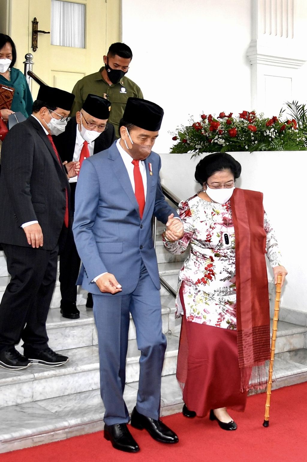 Presiden Joko Widodo menggandeng tangan Ketua Umum PDI-P Megawati Soekarnoputri saat mengantarkan ke mobil setelah pelantikan Megawati sebagai Ketua Dewan Pengarah Badan Pembinaan Ideologi Pancasila 2022-2027 di Istana Negara, Jakarta, Selasa (7/6/2022).  