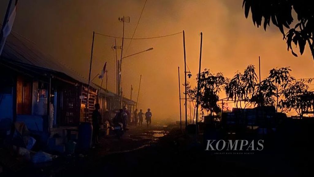 Api yang membakar puluhan kapal perikanan di Pelabuhan Perikanan Pantai Tegalsari, Kecamatan Tegal Barat, Kota Tegal, Jawa Tengah, tampak masih berkobar, Selasa (15/8/2023) pagi. 