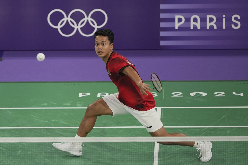 Tunggal putra Indonesia, Anthony Ginting, memukul kok ke arah Toma Junior Popov (Perancis) dalam pertandingan penyisihan Grup H Olimpiade Paris 2024 di  Stadion La Chapele Arena, Rabu (31/7/2024). Anthony menyerah 19-21, 21-17, 15-21. 